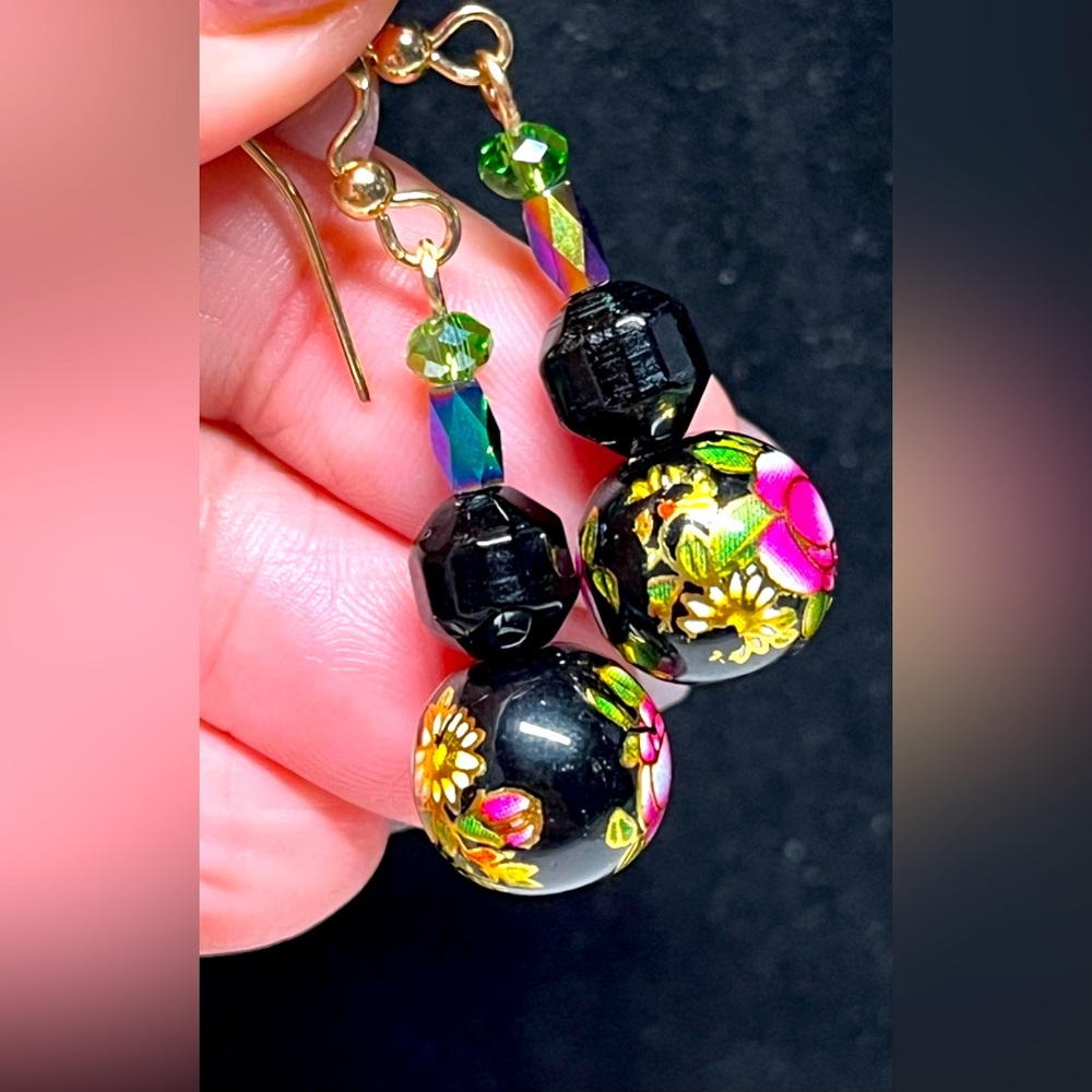 💖⭐️✨gorgeous Asian flavour earrings in black and gold-just a touch of romance